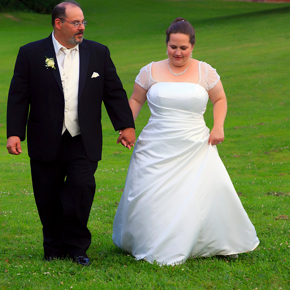 boda-pareja-cogida-de-la-mano