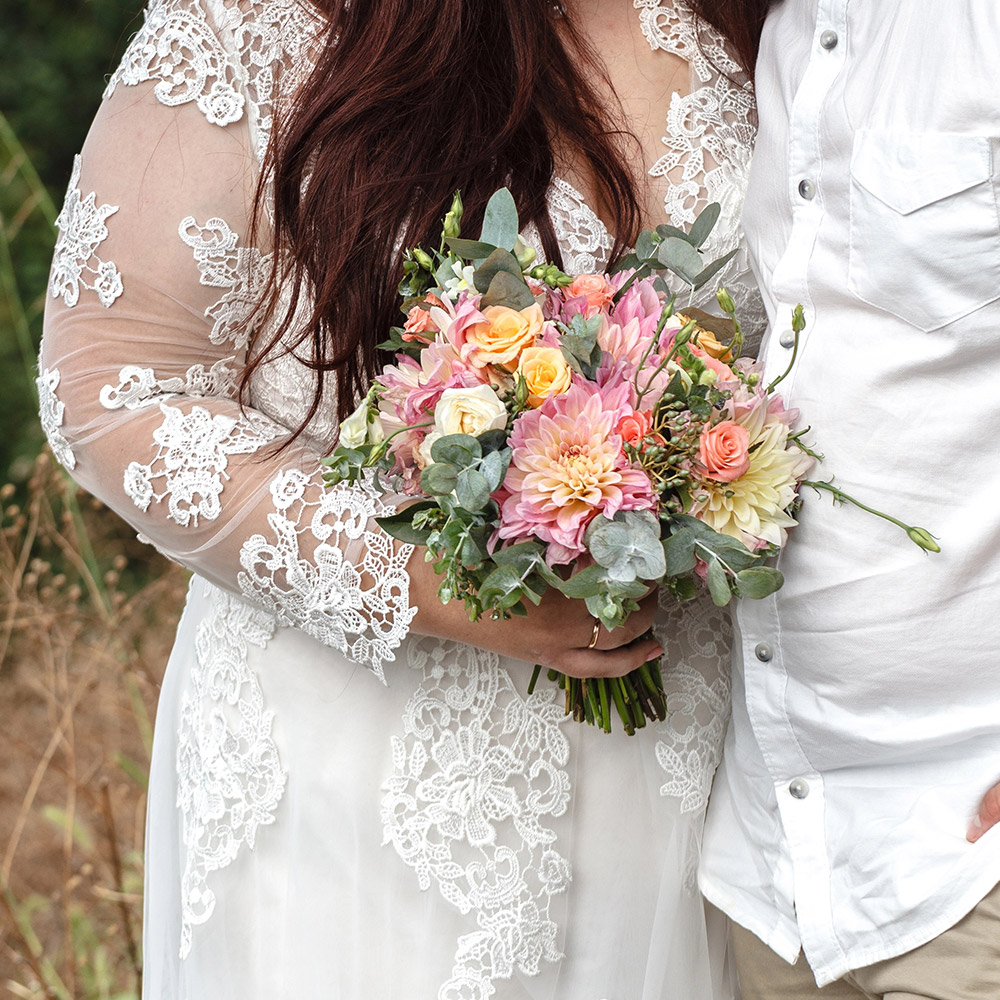 novia-curvilinea-con-ramo-flores