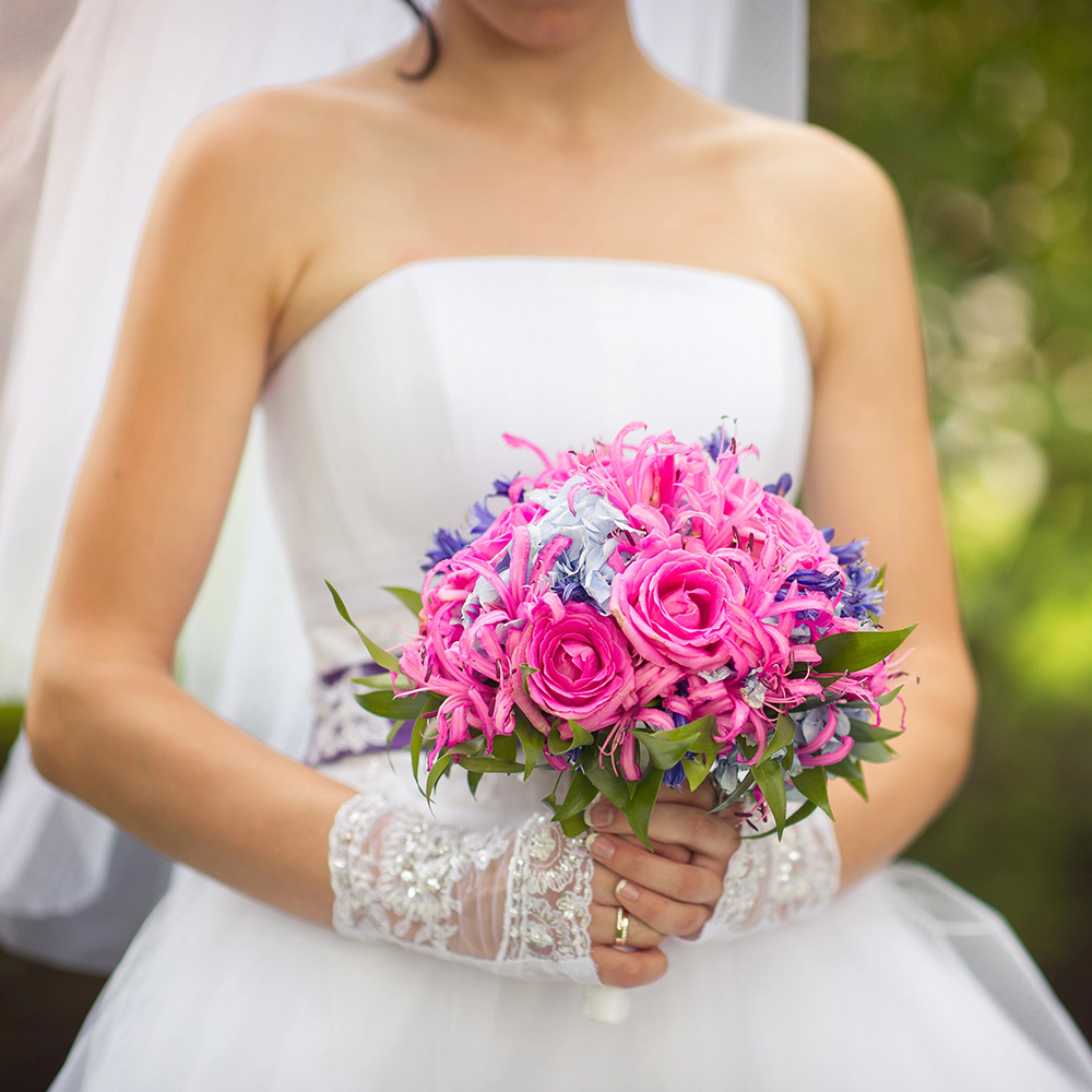 novia-sotiene-ramo-rosa